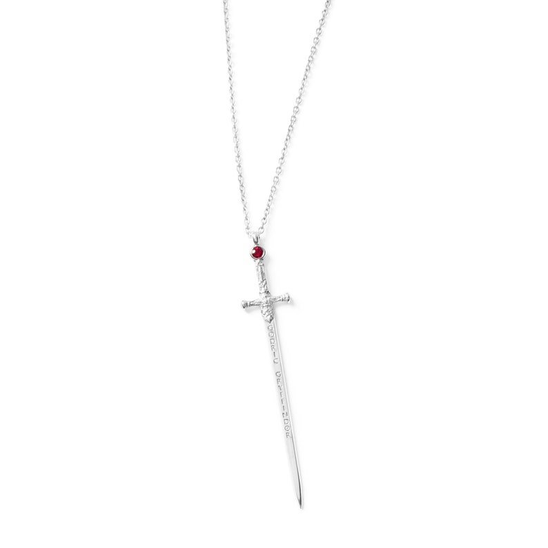 Puede incluir: Collar de espada de plata con una piedra preciosa roja en la parte superior de la espada. La espada tiene las palabras "God's Grace" grabadas.