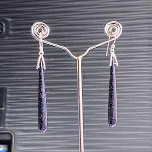 Örhängen i sterlingsilver med droppformade ädelstenar
