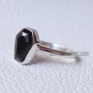 Anello a bara minuscolo, anello in onice nero, anello in argento sterling massiccio, anello fatto a mano, anello con pietra preziosa, anello da donna, anello regalo, anello a bara in onice nero