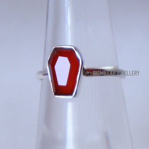 Anillo de ataúd de ónix rojo: anillo de plata de ley con piedras preciosas (10 x 7 mm)