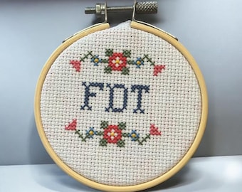 Padrão de ponto cruz FDT. Padrão de ponto cruz divertido para adultos. Arte de resistência faça você mesmo. Padrão de ponto cruz subversivo para iniciantes. Arte democrática.