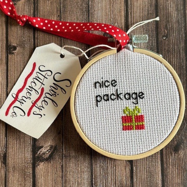 Kreuzstich Stickmuster für Weihnachtsanhänger. schöne Verpackung Ornament. lustige Weihnachtsdeko. lustige DIY Feiertagsverzierung. freche Weihnachtsdeko