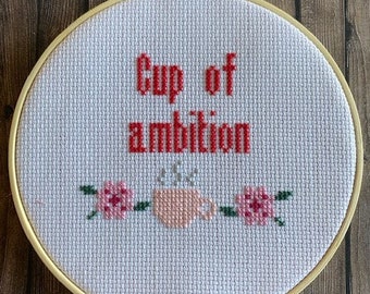 kopje ambitie kruissteek. Dolly Parton werkt van negen tot vijf citaat. cadeau voor koffieliefhebber. 9 tot 5 nummers.  grappige woondecoratie.