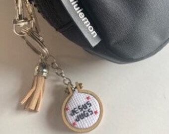 Favor de despedida de soltera. Llavero de punto de cruz Jesus Jugs, charm de bolso o charm de planificador. Cita del juez Tamra. Auténticas amas de casa de OC.