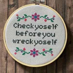 Wzór haftu krzyżykowego: Sprawdź się, zanim się zniszczysz. Haft krzyżykowy tekstów gangsta rapu. Prezent DIY dla mamy z pokolenia milenialsów. Zabawna sztuka współczesna.
