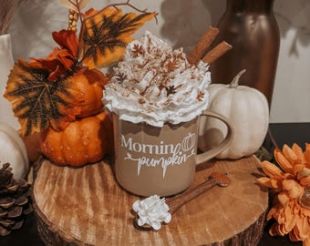 Taza de café con forma de calabaza color canela con crema batida falsa y cuchara de madera para decoración otoñal, bandeja decorativa de estilo rústico