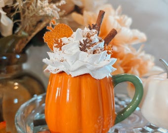 Mini taza de café con forma de calabaza naranja o blanca con crema batida artificial para decoración otoñal, bandeja escalonada estilo granja.