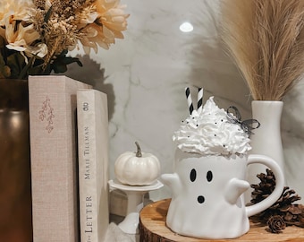 Taza de café fantasma de Halloween con cobertura de crema batida falsa y lazo para decoración de otoño y Halloween Bandeja decorativa escalonada de estilo rústico