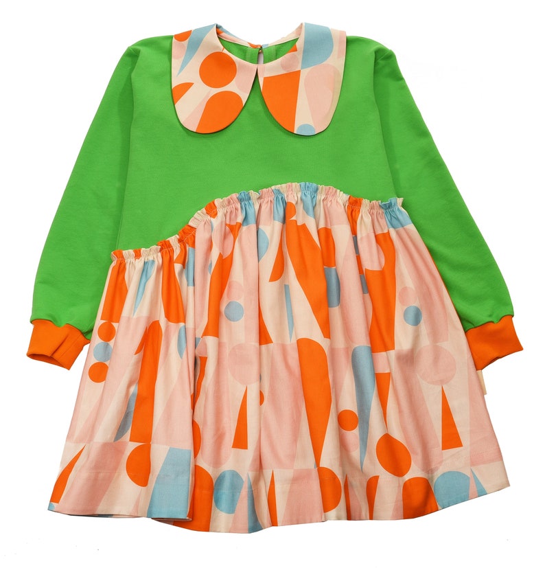 Green dress with peter pan collar and geometrical print image 2