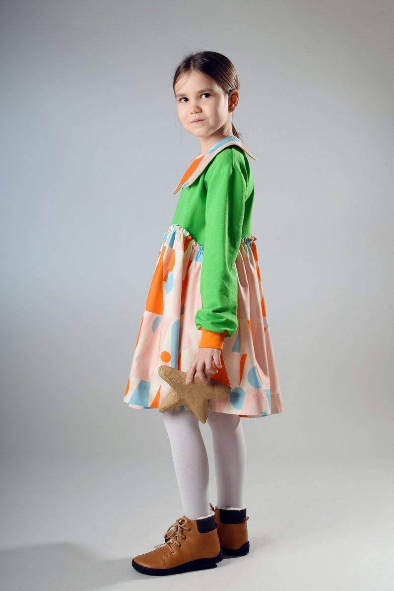 Green dress with peter pan collar and geometrical print image 1