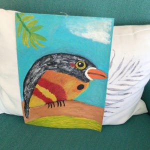 Pájaro colorido y divertido aplastado