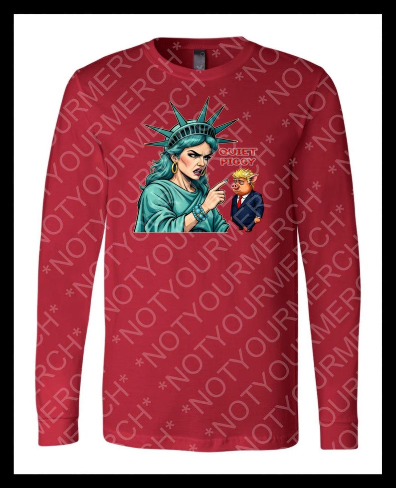 Peut inclure: T-shirt rouge &agrave; manches longues avec un motif de la Statue de la Libert&eacute; pointant vers un cochon en costume. Le texte "QUIET PIGGY" est au-dessus du cochon. Le t-shirt a un col rond et des manches longues.