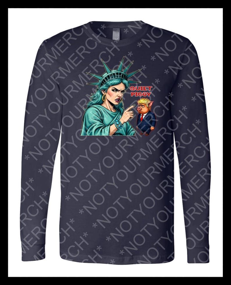 Peut inclure: T-shirt &agrave; manches longues bleu marine avec un dessin de la Statue de la Libert&eacute; pointant vers un cochon en costume. Le texte "QUIET PIGGY" est au-dessus du cochon. Style confortable et d&eacute;contract&eacute;.