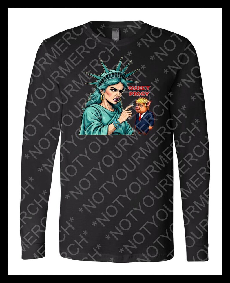 Peut inclure: T-shirt noir &agrave; manches longues avec un dessin de la Statue de la Libert&eacute; pointant vers un cochon en costume. Le texte "QUIET PIGGY" est au-dessus du cochon. La Statue de la Libert&eacute; est turquoise, et le cochon porte un costume.