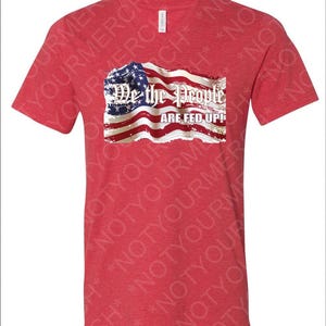 Wir, das Volk, haben die FED UP V-Neck | Anti-Trumpf-Grafik-T-Shirt | Unisex vorgeschrumpftes Shirt
