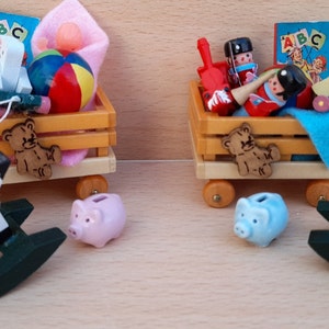 Miniaturowy domek dla lalek, wózek z zabawkami dla dzieci, pełen zabawek, książka, lalka, pociąg, zabawka do ciągnięcia, drewniany koń na biegunach i ceramiczna skarbonka Reutter