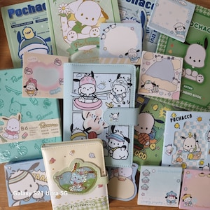 Assortiment de livres avec ligne de papeterie Pochacco Sanrio, papier, agendas en cuir, blocs post-it, carnets de notes et de dessin, carte