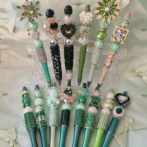 Luxury Collection Groene kralenpennen Bedels Brandpuntspunten Kant Bloemen Versiering Kralen Veren Eendenbeer Parfumhart Glas - Gratis inktvulling