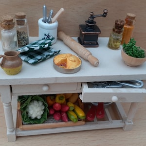 1:12 Puppenhaus-Miniatur OOAK Realistische Spülküche/Küchentisch Zubereitung von Speisen, Gemüse, Kräuter, Olivenöl, Kuchen, Pfannen, Kaffeemühle