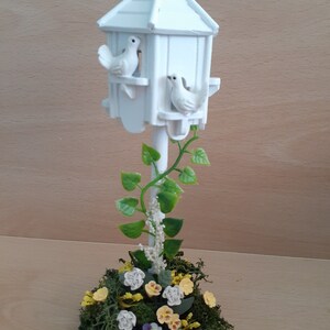 1:12 Poppenhuis miniatuur White Dove Cote, versierd met bloemen en planten met 2 prachtige duiven