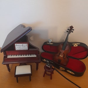 PuppenhausMiniatur &#39;Play Me&#39; Mahagoni Grand Piano und Satinhocker & Klassisches Cello mit Schleife, Hocker und Samthülle. Musikinstrumente