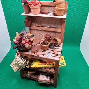 Poppenhuis miniaturen OOAK &#39;Flower Prep&#39; Potwerkplek met gereedschap, potten, planten, zaden, plantenboek en opening plantengids, compost