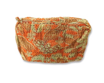 Handgemachte große Vintage Sari-Kulturtasche, orange-weiße Upcycled-Sari-Make-up-Tasche mit Kantha-Nähten, ethisch handgefertigt in Indien