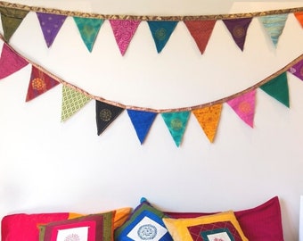 Bandiere sari colorate, vibrante ghirlanda unica realizzata con ritagli di sari riciclati, eticamente realizzata a mano in India