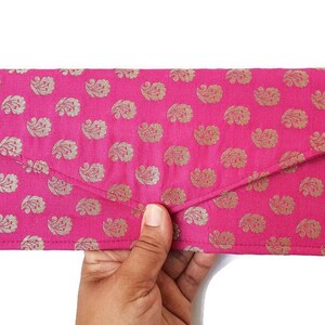 Sari clutch bag, roze tas, upcycled sari, ethisch handgemaakt, handgemaakt zakje, roze avondtasje, envelopkoppeling, ethische geschenken, ecogeschenken afbeelding 1