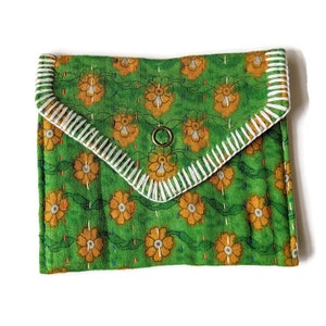 Vivace pochette portagioie in kantha, borsetta tascabile vintage in sari verde, realizzata a mano in Bangladesh in modo etico.
