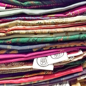 Sari cadeauverpakking, XL herbruikbare furoshiki cadeauverpakking, gerecyclede sari, furoshiki inpakdoek, milieuvriendelijk, cadeaus voor mama, moederdagcadeaus afbeelding 9