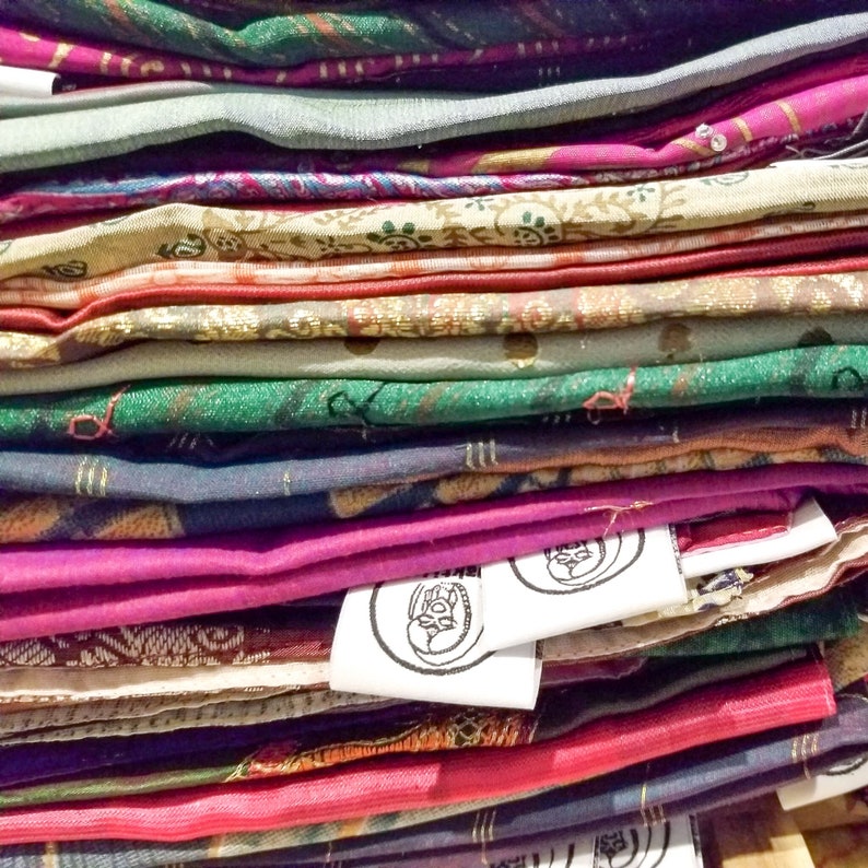 Handgefertigte Sari-Geschenkverpackungstücher, mittelgroße 45x45cm 18x18 Zoll umweltfreundliche furoshiki wiederverwendbare Geschenkverpackungen, die in Indien ethisch handgefertigt werden Bild 9