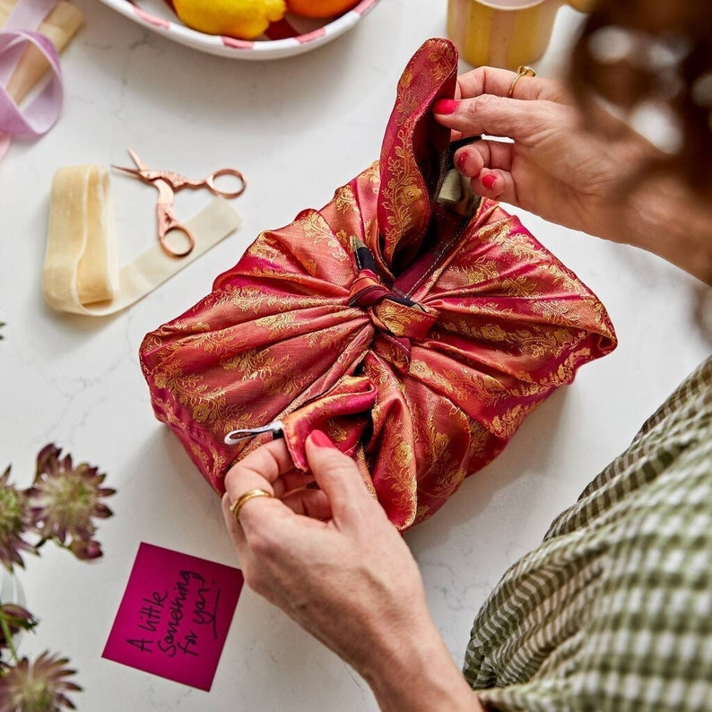 Große handgemachte Sari-Geschenkverpackungen, wiederverwendbare Öko-Wraptücher im Furoshiki-Stil, ethisch handgefertigt in Indien Bild 6