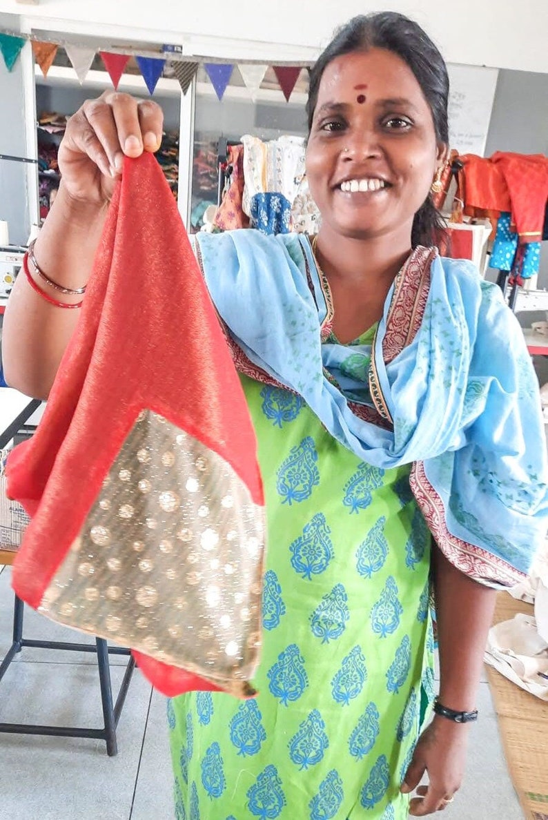 Handgefertigte Sari-Geschenkverpackungstücher, mittelgroße 45x45cm 18x18 Zoll umweltfreundliche furoshiki wiederverwendbare Geschenkverpackungen, die in Indien ethisch handgefertigt werden Bild 6