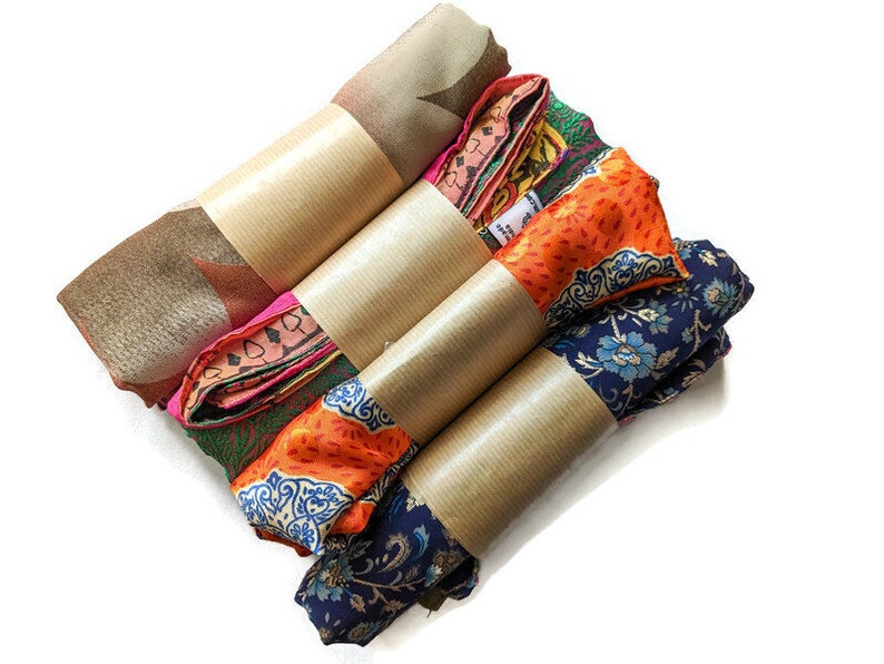 Handgefertigte Sari-Geschenkverpackungstücher, mittelgroße 45x45cm 18x18 Zoll umweltfreundliche furoshiki wiederverwendbare Geschenkverpackungen, die in Indien ethisch handgefertigt werden Bild 3