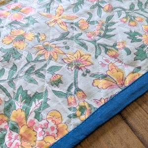 Set di 2 tovagliette americane in cotone trapuntato con motivo floreale blu, in tessuto stampato a blocchi Jaipur, stoviglie realizzate eticamente in India.