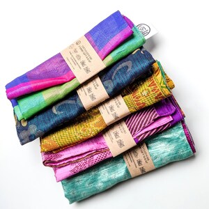 Confezioni regalo sari fatte a mano, tessuti da regalo ecologici riutilizzabili in stile furoshiki, realizzati eticamente in India