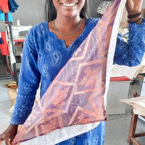 Handgefertigte Sari-Geschenkverpackungstücher, mittelgroße 45x45cm 18x18 Zoll umweltfreundliche furoshiki wiederverwendbare Geschenkverpackungen, die in Indien ethisch handgefertigt werden Bild 7