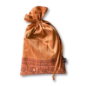 Bolsas de regalo coloridas de sari de comercio justo, bolsas de sari con cordón, bolsas de tela reutilizables y ecológicas, hechas a mano éticamente en la India.