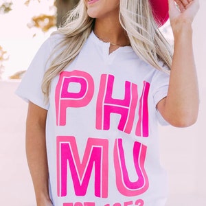Phi Mu Block Letter Notch Tee / Phi Mu Notch Tee / Phi Mu / Notch Tee / Block Letter Notch Tee / Phi Mu / Camiseta griega / Camiseta de hermandad /