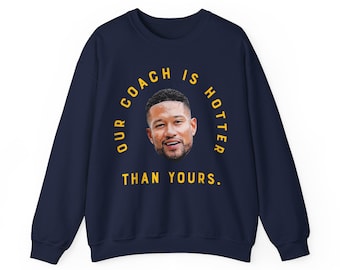 Sudadera de fútbol de Notre Dame: regalo para un fan de Marcus Freeman. Nuestro entrenador es más atractivo que el tuyo.