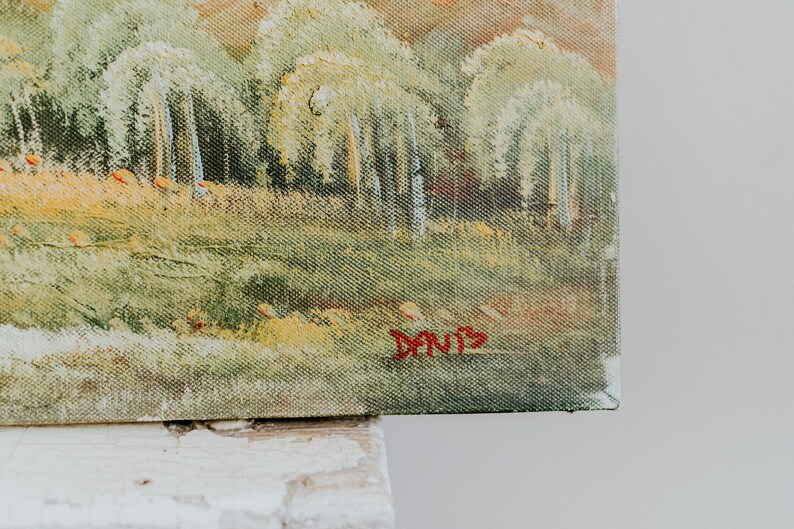 Op de afbeelding: Een schilderij van een boslandschap met een lichtgroen, geel en bruin kleurenschema. Het schilderij is rechtsonder getekend met "Davis".