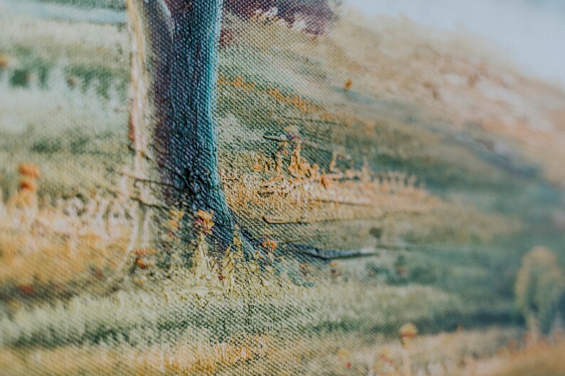 Op de afbeelding: Close-up van een textuurverf op canvas met een blauwe verticale streep en een achtergrond van gele, groene en bruine penseelstreken.
