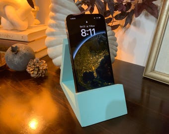 Suporte de celular artesanal em madeira com ângulo: MDF pintado.
