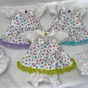 Conjunto 3 en 1 de osito con lunares: blusa, jersey/delantal, pantalones bombachos y lazos para muñecas Cabbage Patch de 40 a 45 cm, Bitty Baby de 38 cm y Baby Reborn/Alive de 40 cm.