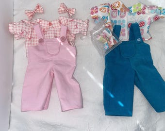 Salopette di velluto a coste rosa con camicetta con fiocco rosa e salopette di velluto a coste blu con camicetta a fiori con fiocchi: bambole Cabbage Patch da 16 a 18 pollici e Bitty Baby da 15 pollici