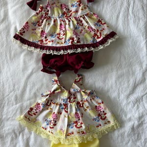 Niñas pequeñas divirtiéndose con este atuendo de verano: vestido/peto/bombachos/lazos para muñecas Cabbage Patch de 16-18", Bitty Baby de 15" y Baby Reborn de 16".