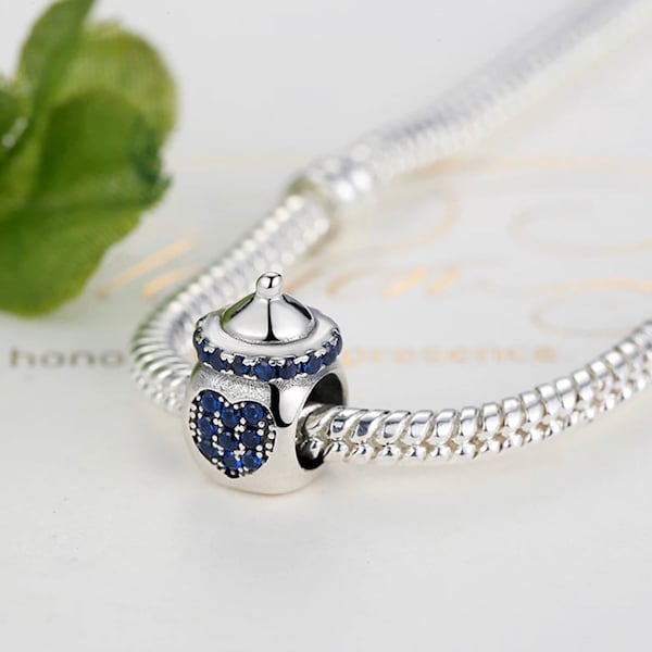 925 Sterling Silver Baby Bottle Charm. Charme bracelet d’argent. Perle d’argent blue Crystal Baby Bottle. Le charme s’adapte aux bracelets Pandora. Estampillé