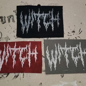 Könnte beinhalten: Drei rechteckige Aufnäher mit dem Wort "WITCH" in einer stilisierten, tropfenden Schrift. Die Aufnäher sind schwarz, rot und grau, mit weißem Text. Die Aufnäher sind wahrscheinlich für Kleidung oder Accessoires bestimmt.