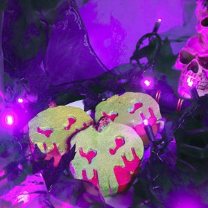 Bomba da bagno alla mela che brilla al buio / Stagione spettrale / Bomba da bagno di Halloween / Regali da strega / Cura di sé / Coccolati / Bomba alla mela avvelenata